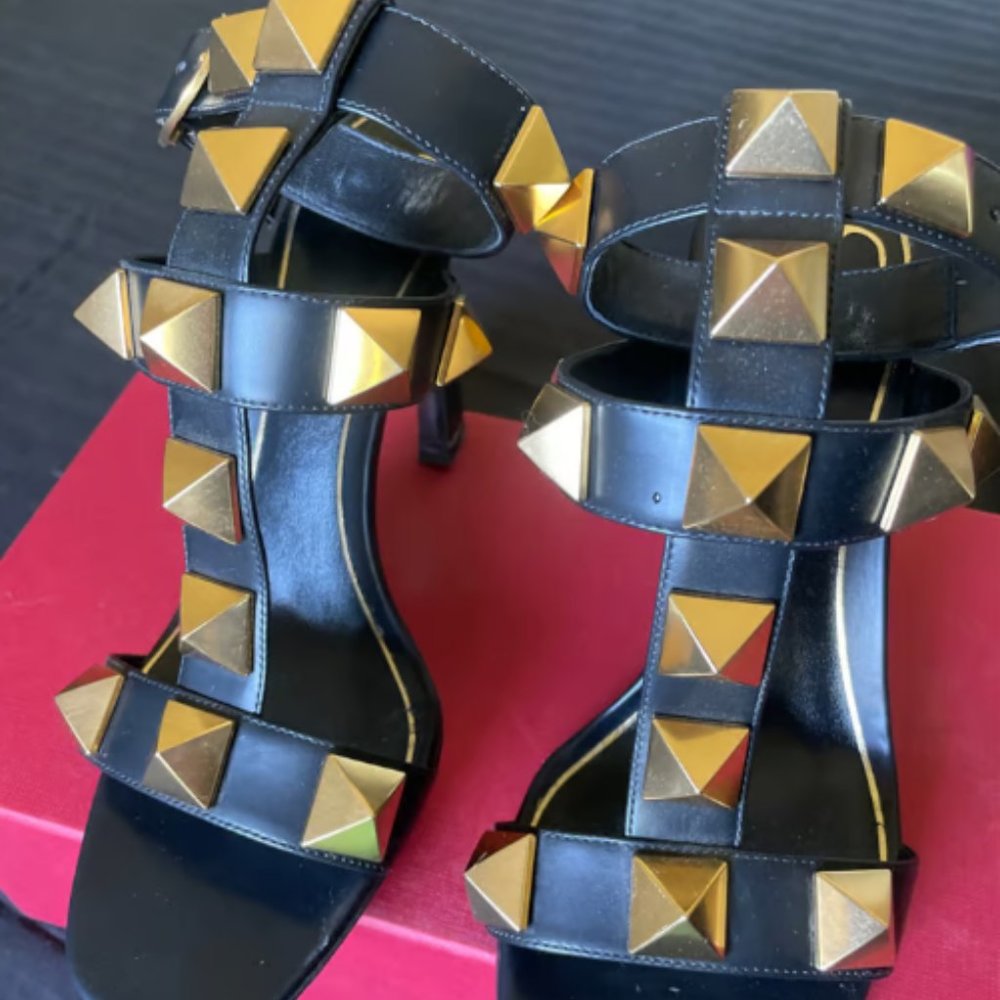 Valentino Roman Stud Black Sandals Size 7 - Picture 2 of 4